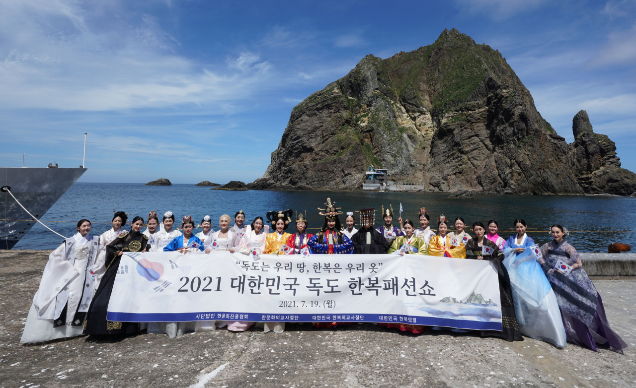 독도에서 열린 한복패션쇼는 호시탐탐 우리의 고유의 문화와 영토를 노리는 중국, 일본 모두의 간담을 서늘케 하는 일타양축(一打兩逐)의 효과를 거뒀다.