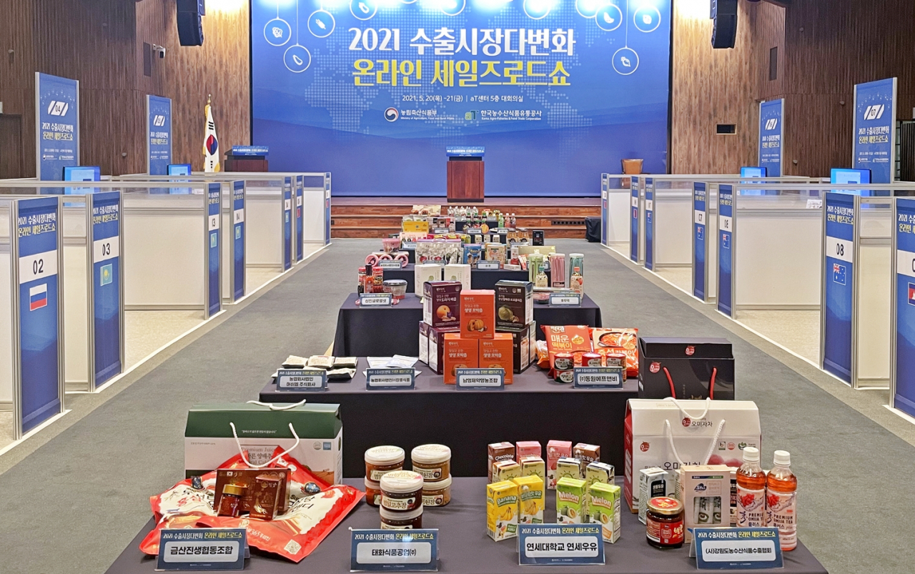 농림축산식품부와 한국농수산식품유통공사(aT)가 지난5월20~21일 수출시장 다변화를 위한 온라인 세일즈로드쇼를 진행해 신흥국 바이어들과 상담하고 있다.[aT 제공]