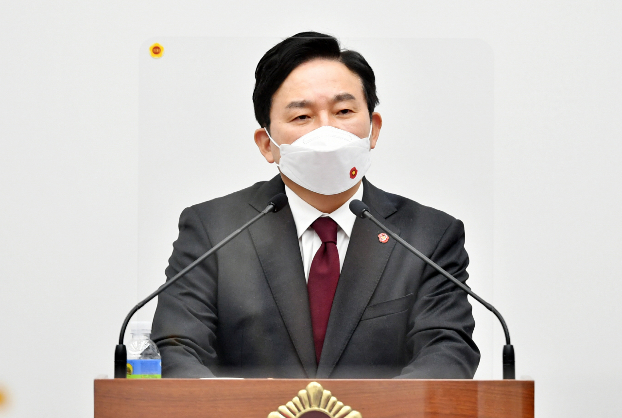 원희룡 제주지사가 지난달 21일 열린 제394회 제주도의회 임시회 제2차 본회의에서 내년 6월 치러지는 지방선거에 출마하지 않겠다고 선언하고 있다. [이상섭 기자/babtong@heraldcorp.com]