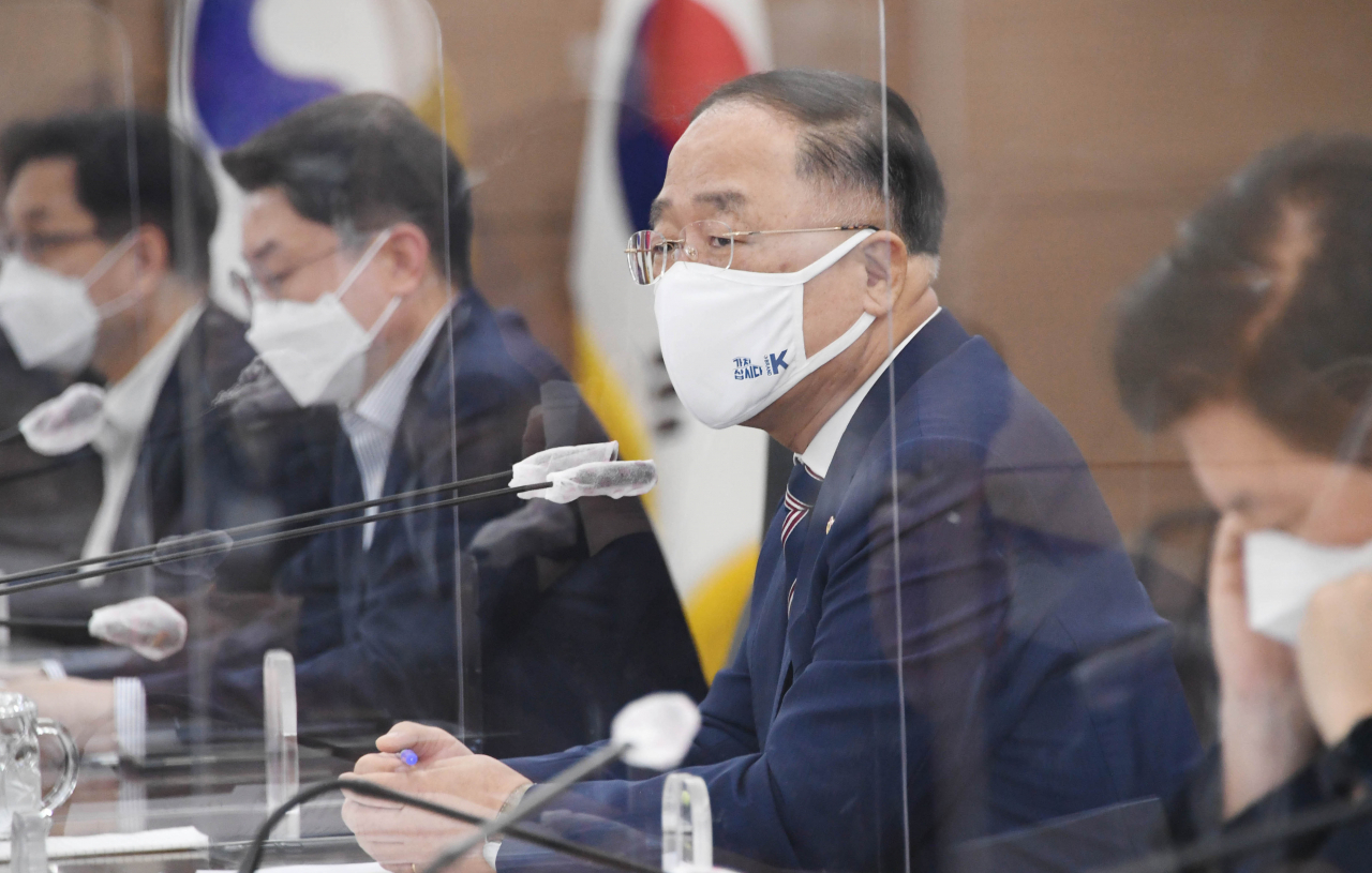2차 추가경정예산안(추경) 증액이 여당 내에서 기정사실화 되면서 당정 갈등이 더 심화할 수밖에 없게 됐다. 최근 당정청은 소상공인 지원 확대 합의를 발표했지만, 증액 내용에 대해서 까지 완전 합의한 것이 아니다. 특히 전 국민 재난지원금 지급은 홍남기 부총리 겸 기획재정부 장관이 결사반대 의지를 밝히면서 헌법 57조 증액 부동의권에 대한 논란이 점화될 가능성도 커졌다. 사진은 지난 19일 정부세종청사에서 열린 기획재정부 확대간부회의에서 발언하고 있는 홍남기 경제부총리 겸 기획재정부 장관. [기획재정부 제공]