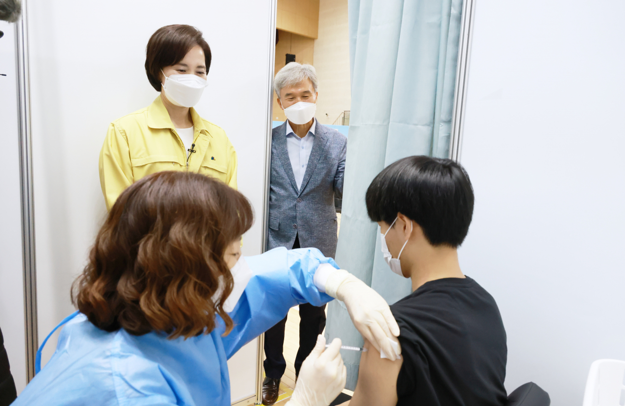 유은혜 사회부총리 겸 교육부 장관이 고등학교 3학년 학생들과 교직원 등을 대상으로 한 백신 1차 접종이 시작된 19일 경기도 김포시 2호 예방접종센터를 방문해 접종 현장을 참관하고 있다. [교육부]