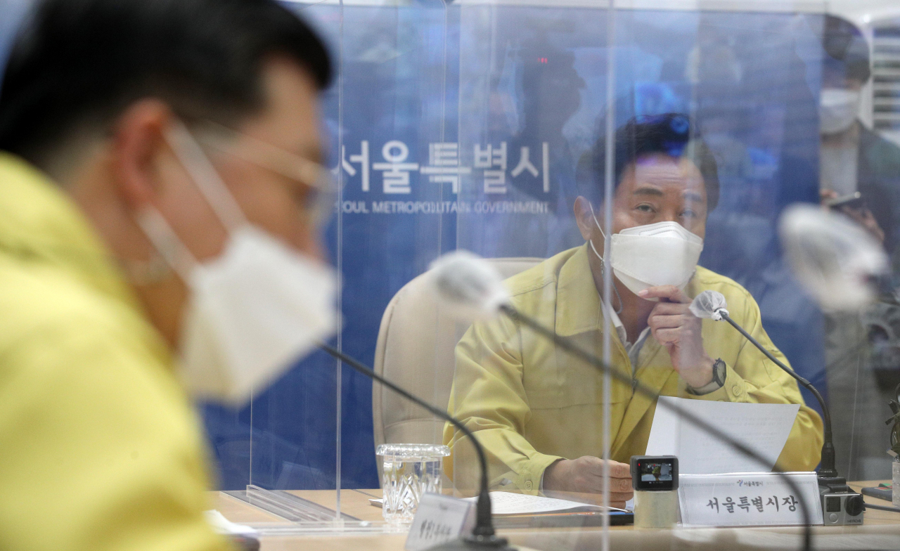 오세훈 서울시장이 20일 오전 서울시청 안전 통합상황실에서 열린 신종 코로나바이러스 감염증(코로나19) 4차 대유행 관련 긴급 구청장 회의에서 발언하고 있다. 연합뉴스