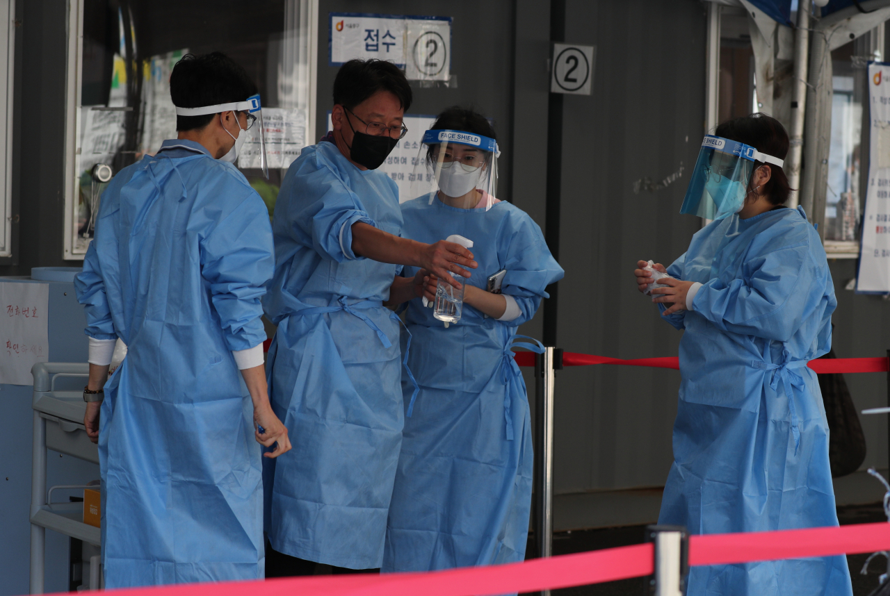 국내 신종 코로나바이러스 감염증(코로나19) 확산세가 지속하면서 20일 신규 확진자 수는 1천200명대 후반을 나타냈다. 중앙방역대책본부는 이날 0시 기준으로 신규 확진자가 1천278명 늘어 누적 18만481명이라고 밝혔다. 지난주 1천500~1천600명대에 비해서는 적은 것이지만 이는 주말·휴일 검사 건수 감소 영향이 반영된 결과여서 확산세가 누그러졌다고 보기는 어렵다. 사진은 이날 서울역 임시선별검사소 모습. 연합뉴스