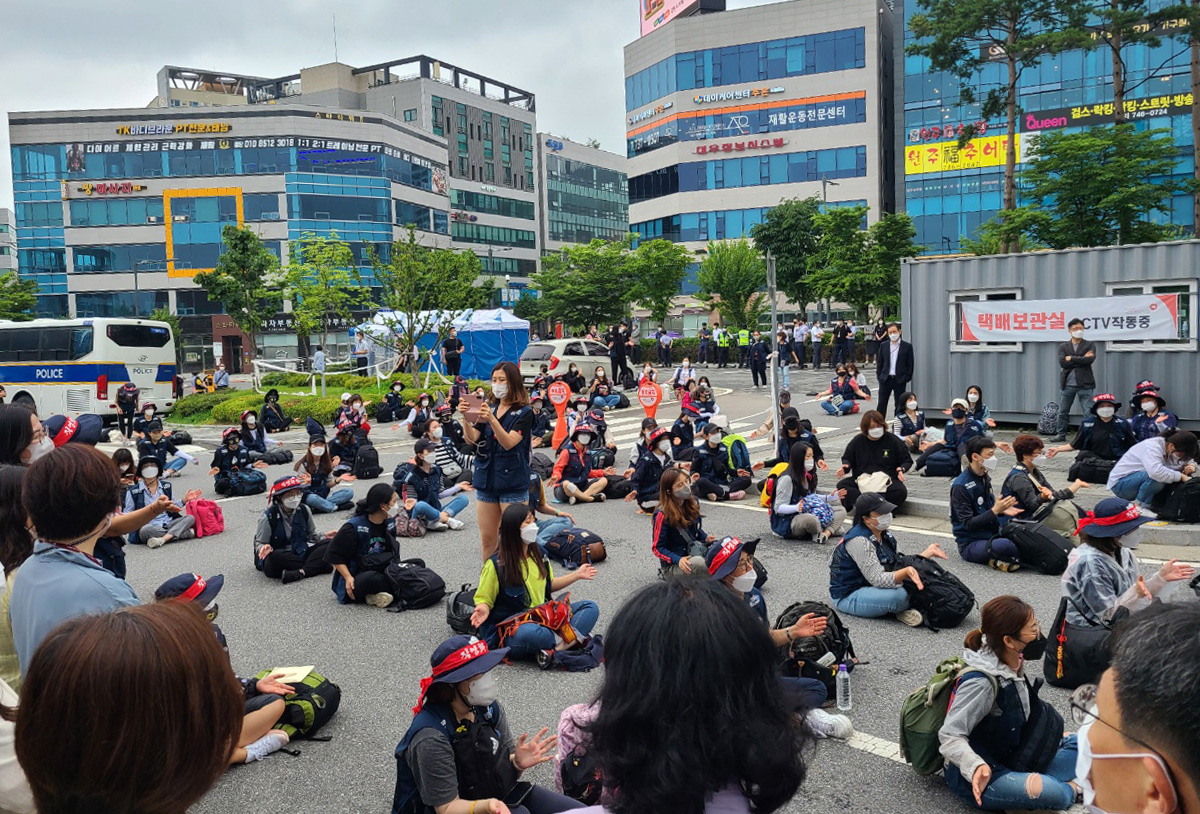 지난 5일 강원 원주시 국민건강보험공단 후문에서 민주노총 공공운수노조 국민건강보험고객센터지부원들이 직접고용을 촉구하고 있다. [연합]