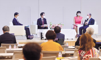 정창선(오른쪽 끝) 중흥그룹 회장이 19일 열린 발전기금 약정식에서 KAIST 구성원들에게 자신의 삶의 경험담을 들려주고 있다. [대전=박해묵 기자]