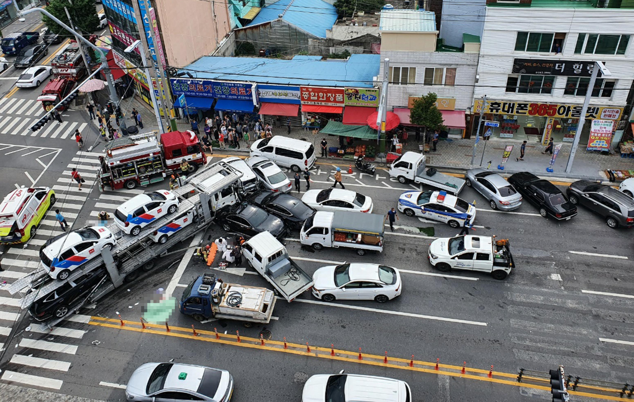 여수서 탁송차량이 횡단보도 덮쳐…2명 사망·10명 부상