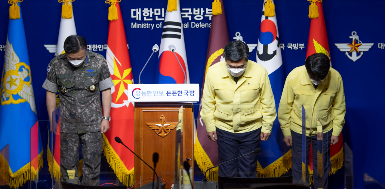 서욱 국방부 장관이 20일 서울 용산 국방부 청사 브리핑룸에서 청해부대 34진 집단감염 사태와 관련해 대국민 사과를 하고 있다. [국방부 제공]