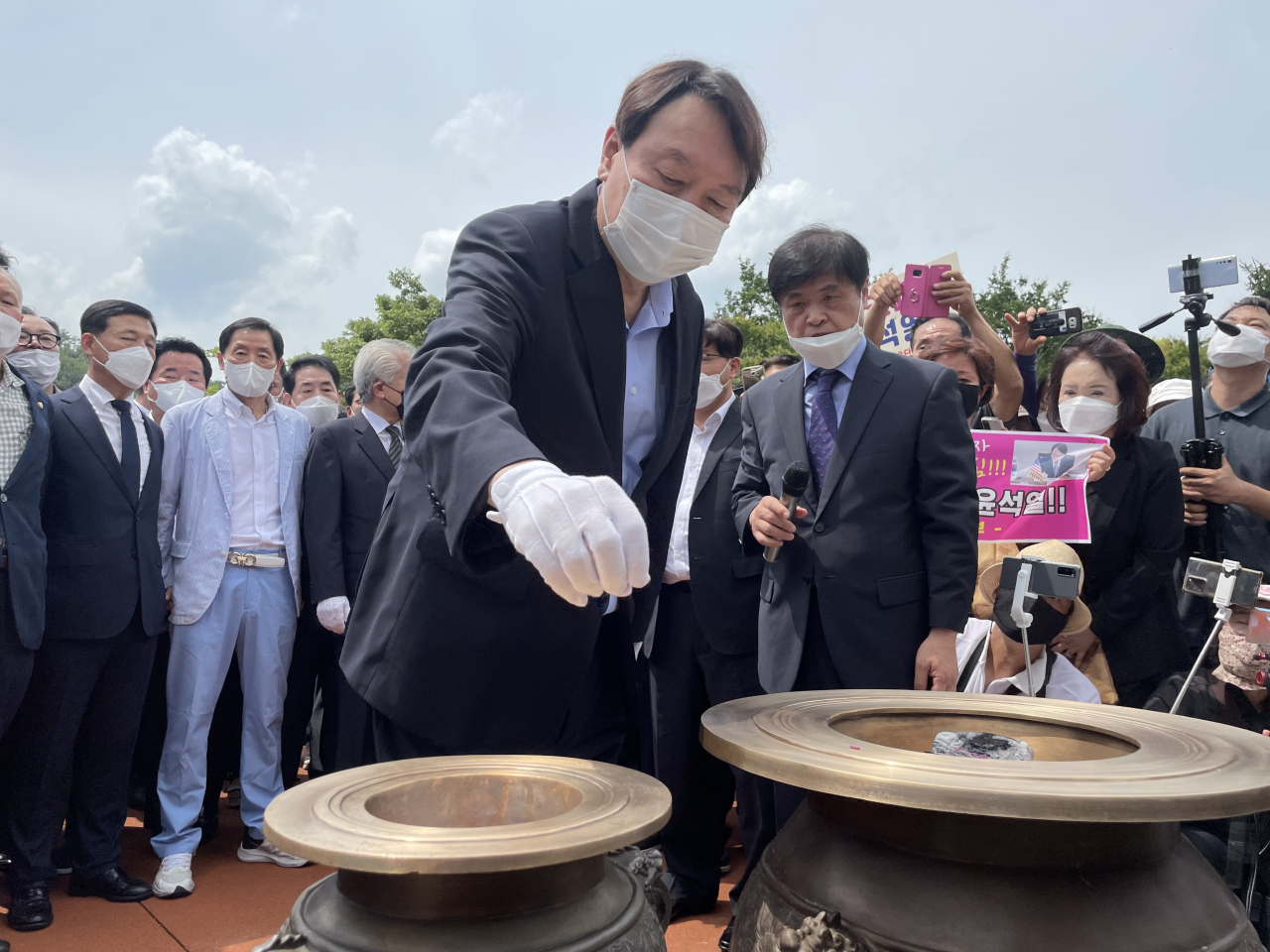 대선 출마를 선언한 윤석열 전 검찰총장이 20일 오전 대구 달서구 2.28 민주의거 기념탑을 찾아 참배하고 있다. [연합]