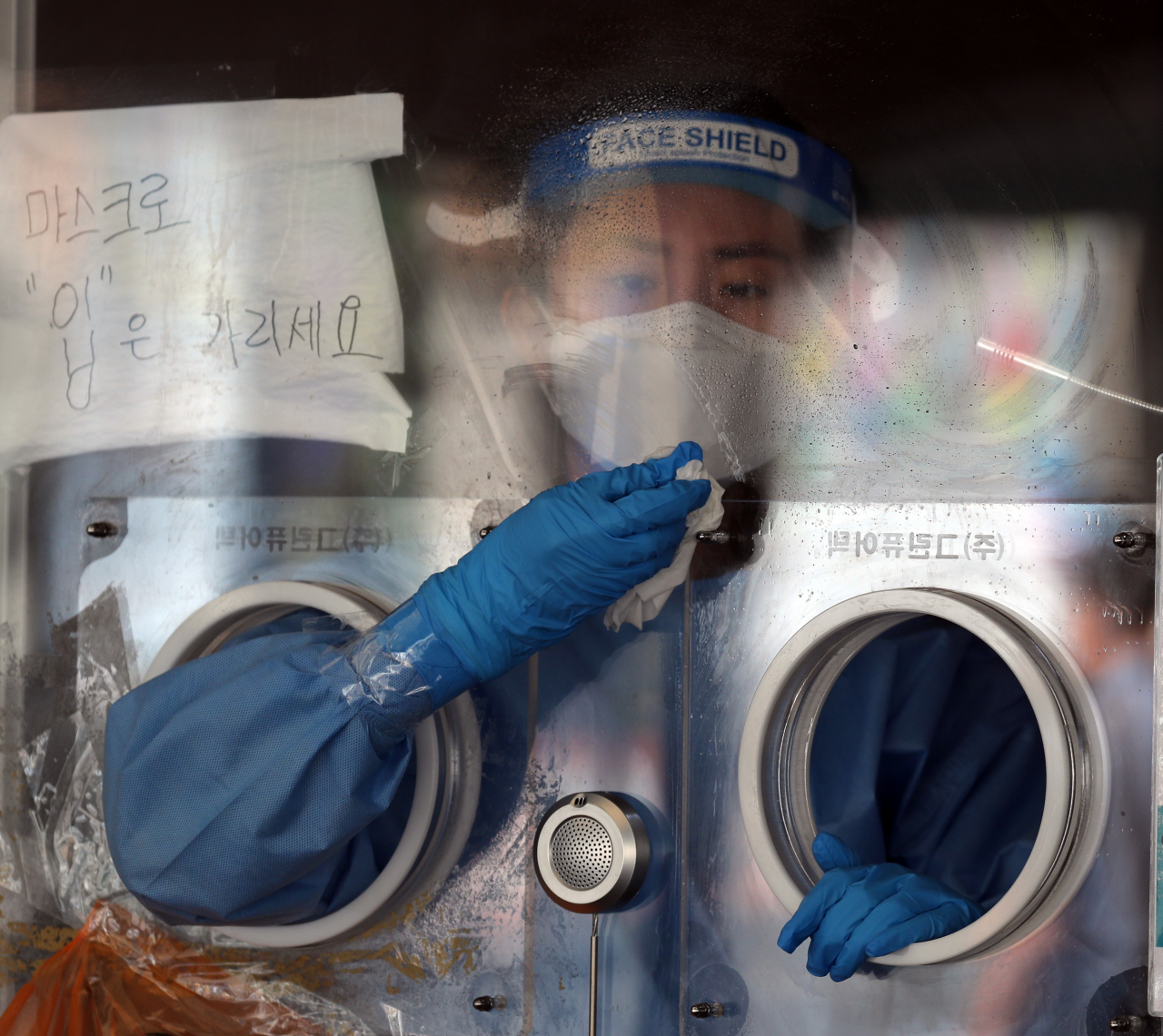 코로나19 확산세가 지속하면서 20일 신규 확진자 수는 1200명대 후반을 나타냈다. 중앙방역대책본부는 이날 0시 기준으로 신규 확진자가 1278명 늘어 누적 18만481명이라고 밝혔다. 지난주 1500~1600명대에 비해서는 적은 것이지만 이는 주말·휴일 검사 건수 감소 영향이 반영된 결과여서 확산세가 누그러졌다고 보기는 어렵다. 사진은 이날 서울역 임시선별검사소 모습. [연합]