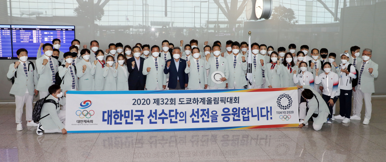대한민국 선수단 본진이 19일 인천공항에서 일본으로 출국하기 앞서 파이팅을 외치고 있다. [연합]