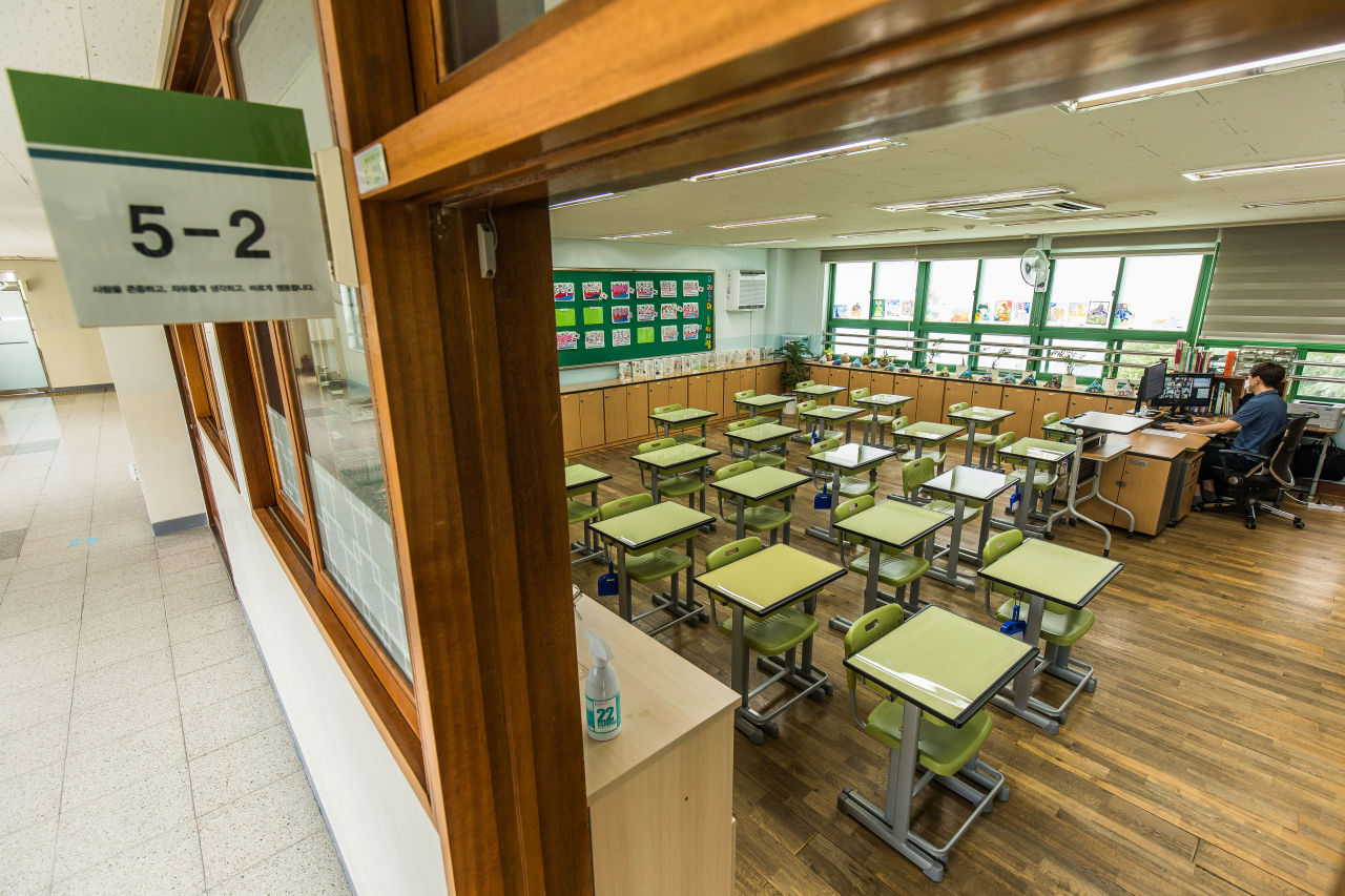 코로나19 확산에 따른 수도권 사회적 거리두기 4단계 격상으로 수도권 학교들이 전면 원격수업에 들어간 14일 오전 서울 성동구 무학초등학교 5학년 교실에서 선생님이 온라인 수업을 진행하고 있다. [연합]