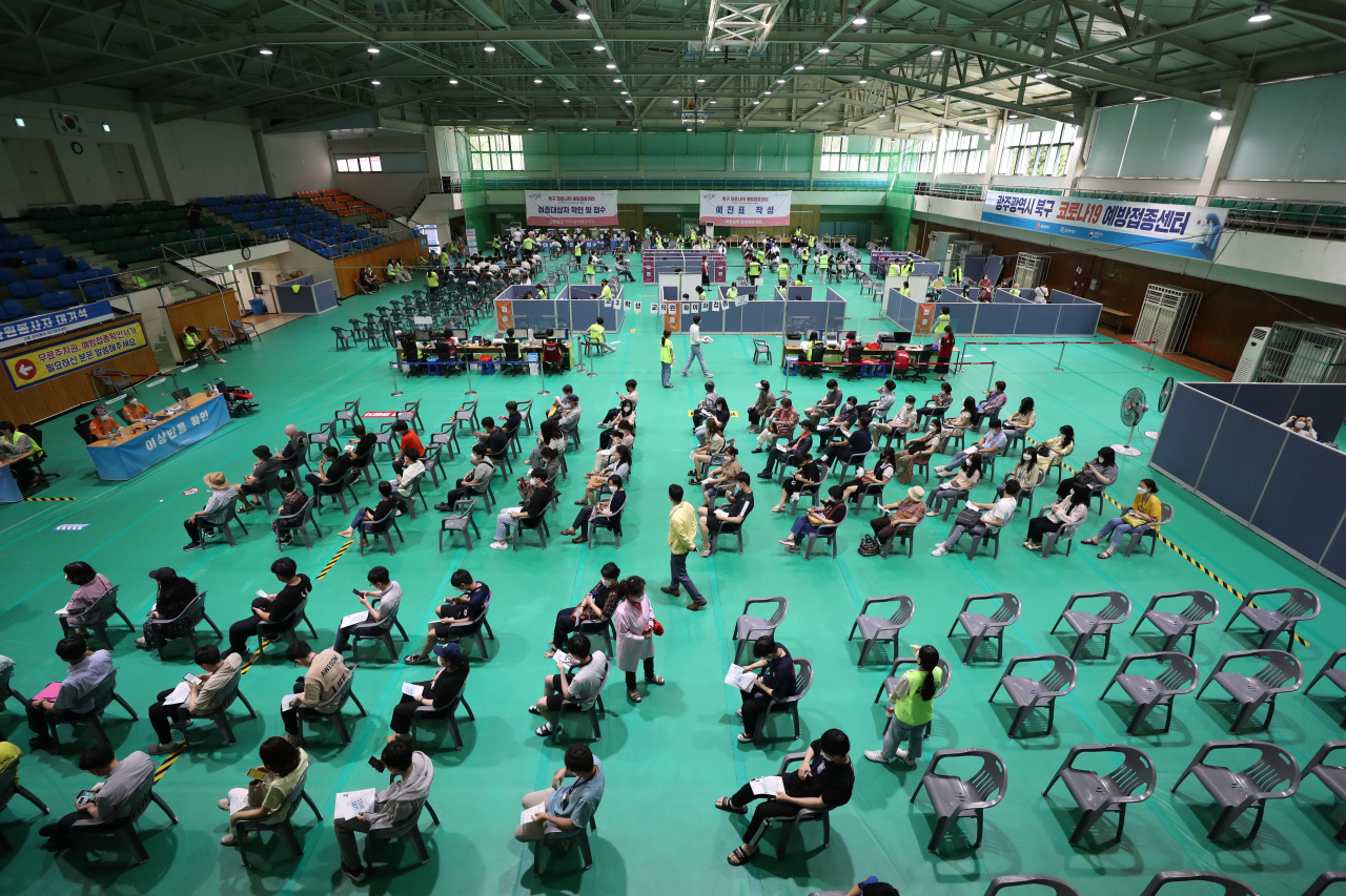 19일 오후 광주 북구 예방접종센터에서 고등학교 3학년과 교직원들이 화이자 백신을 접종받고 있다. [연합]