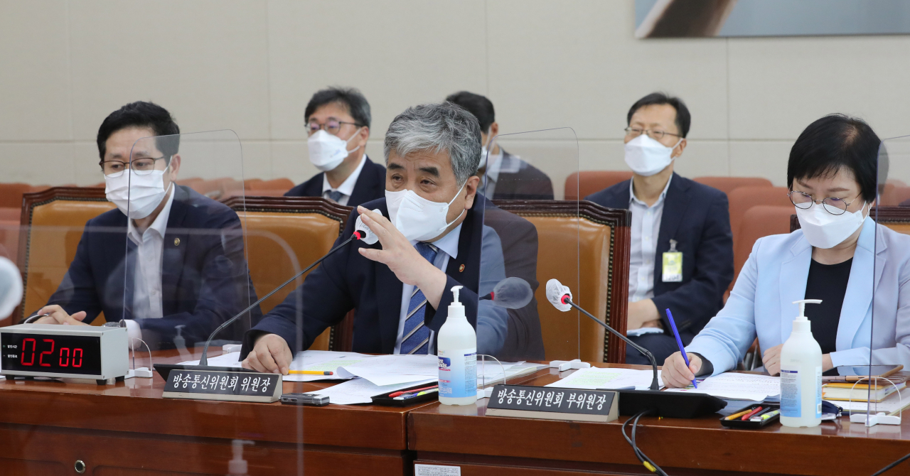 한상혁 방송통신위원장(가운데)이 20일 오후 국민의힘 의원들이 불참한 가운데 국회에서 열린 과학기술정보방송통신위원회 전체회의에서 전기통신사업법 개정안에 대한 의견을 말하고 있다. [연합]