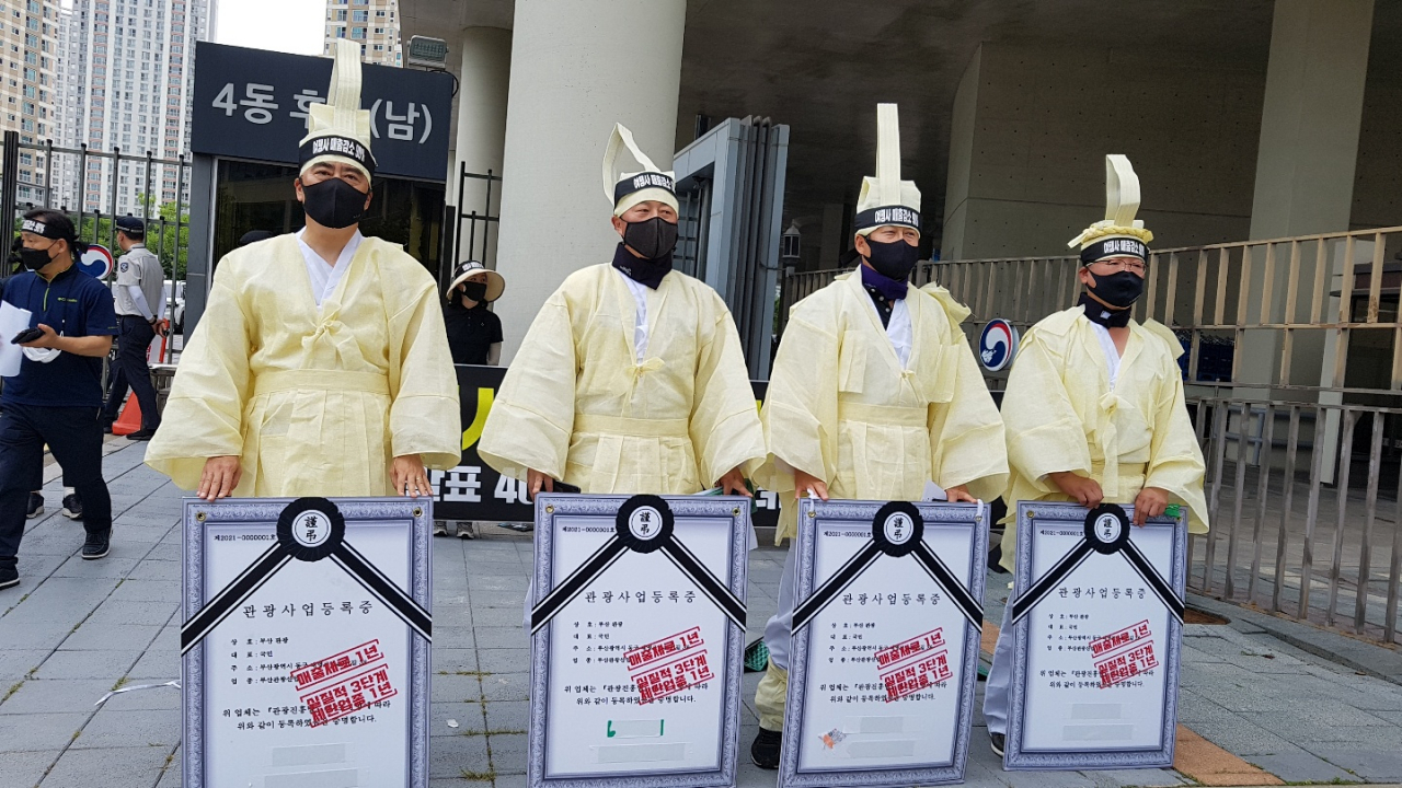 여행업 2020년 매출은 전년대비 87%이상으로 감소했고, 2021년은 매출제로 상황으로 매월 평균 지출되는 고정비용은 업체당 680여만원으로, 연간 8300만원의 지출이 발생했다. 여행업 유지 업체 수는 전체의 20%인 4000여개 수준에 그치는 실정이다. 참다못한 업계가 세종시 기획재정부 앞에서 상복시위를 벌였다. 기획재정부가 아직도 국격의 바로미터인 관광산업을 ‘무시해도 되는 군소업종’으로 여기는 게 아닌지 의심스럽다.