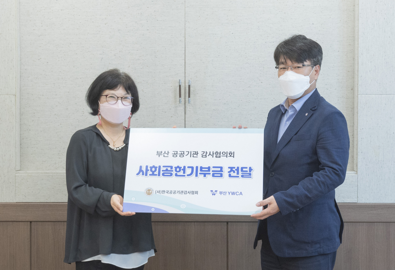 한국남부발전 손성학 상임감사위원(오른쪽)이 부산 YWCA 김정환 사무총장(왼쪽)에게 사회공헌 기부금을 전달하고 있다. [남부발전 제공]