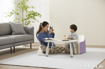 가상 인간 모델 '루이'(왼쪽)가 아동 모델과 찍은 광고. [생활지음 제공]