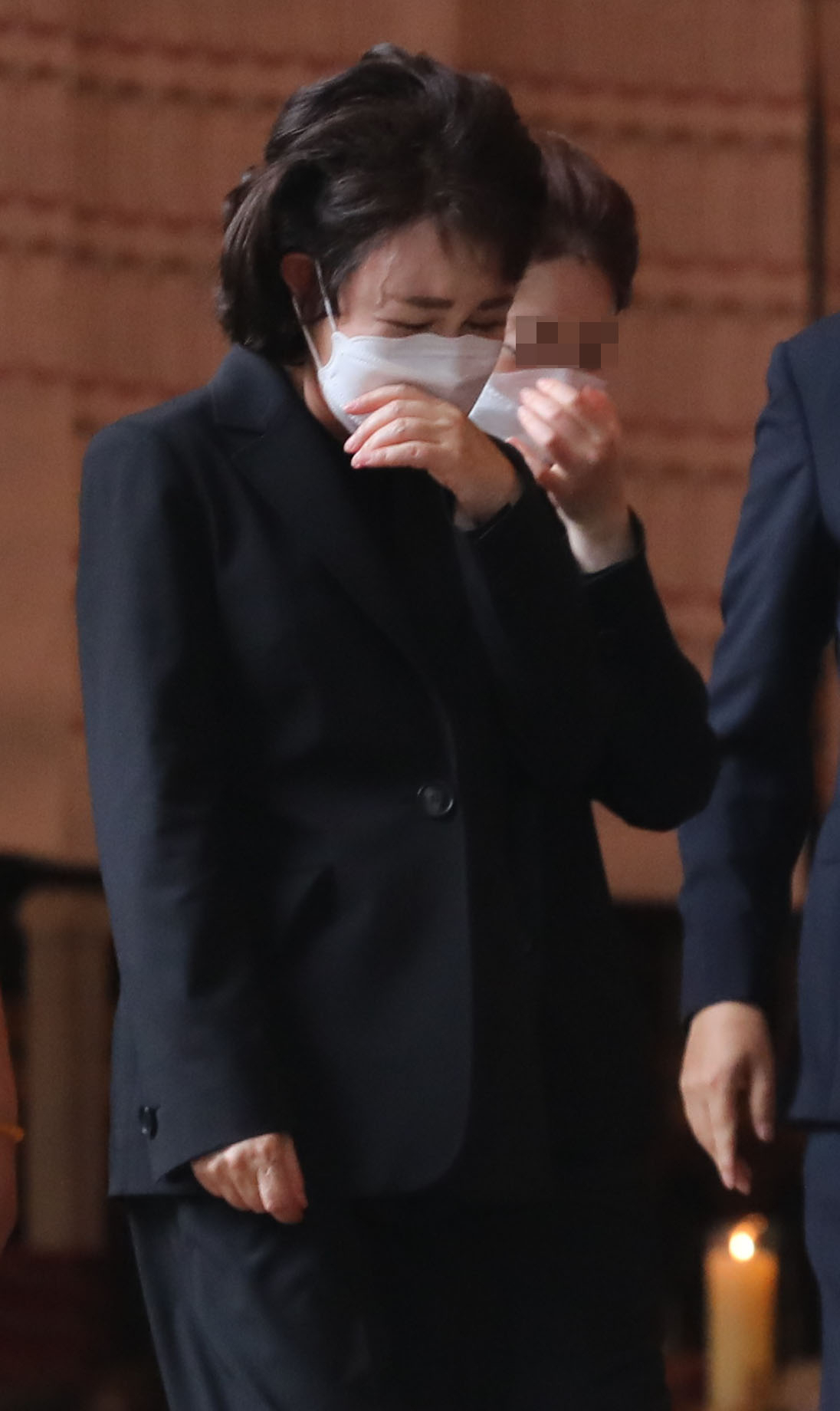 지난 9일 서울 종로구 조계사에서 고 박원순 전 서울시장의 부인 강난희 씨가 1주기 추모제 후 법당을 나서고 있다. 연합