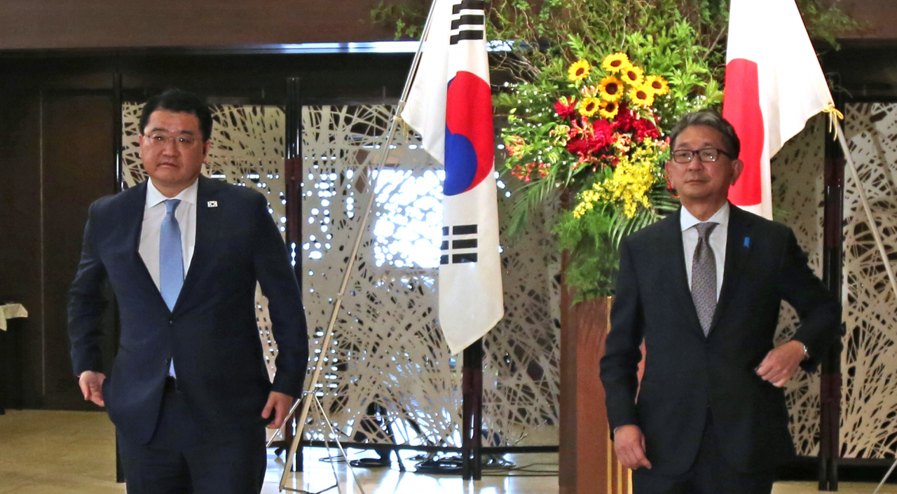 최종건 외교부 1차관(왼쪽)이 20일 오후 일본 도쿄도(東京都) 미나토(港)구 소재 외무성 이쿠라(飯倉)공관에서 모리 다케오(森健良) 일본 외무성 사무차관과 한일 외교차관 협의 시작에 앞서 기념사진을 찍고 있다. 도쿄올림픽 개막식에 문재인 대통령이 참석하고 이를 계기로 스가 요시히데 일본 총리와 정상회담을 하는 방안이 한일 양국 사이에 논의됐으나 결국 무산됐다. 청와대는 '문재인 대통령은 도쿄올림픽 계기 방일을 하지 않기로 결정했다'고 전날 발표했다. [연합]