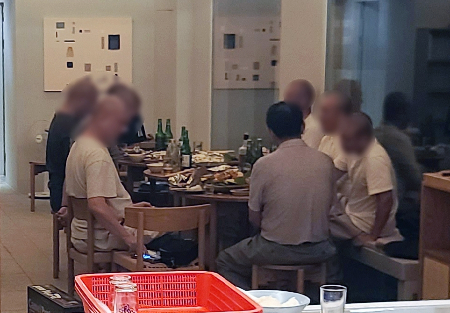 전남 해남의 유명 사찰 소유 숙박시설에서 승려들이 술과 음식을 먹고 있다.