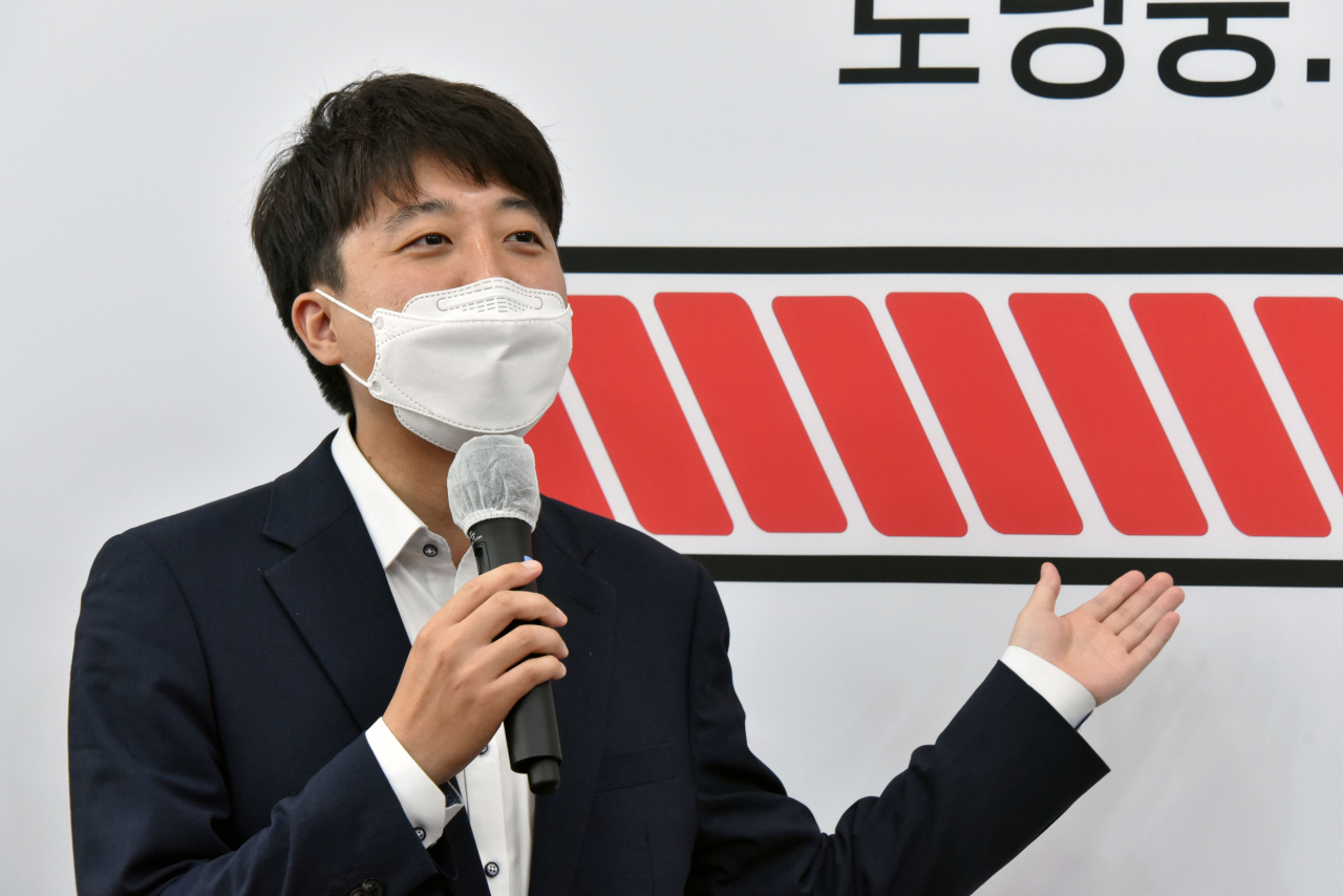 이준석 국민의힘 대표가 19일 서울 여의도 국회에서 열린 국민의힘 2030 청년 인재 발굴 및 육성을 위한 업무 협약식에서 환영사를 하고 있다. [헤럴드경제=이상섭 기자]