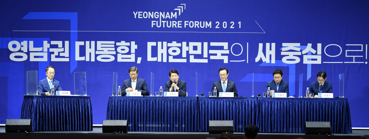 영남권 5개 광역단체장들이 2021 영남미래포럼에서 ‘영남권 대통합 대한민국의 새 중심으로’라는 주제로 토론을 진행하고 있다.[대구시 제공]