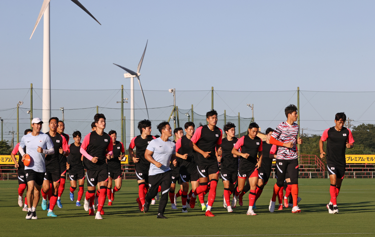 올림픽 축구 대표팀이 19일 일본 이바라키현 가시마 앤틀러스 클럽하우스에서 훈련을 하고 있다. [연합]
