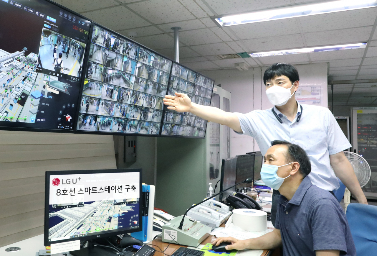 LG유플러스는 내년 상반기까지 서울교통공사 지하철 8호선 18개 역사에 스마트스테이션을 구축하는 사업을 수주했다고 21일 밝혔다. LG유플러스 직원들이 잠실역에 지능형CCTV를 설치하고 관제실에서 CCTV 영상을 지켜보고 있다. [LG유플러스 제공]