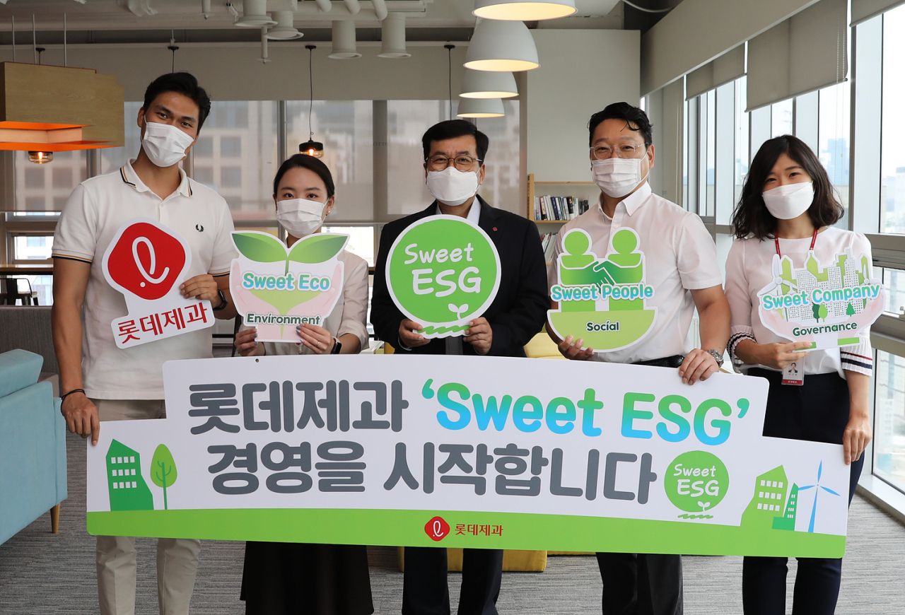 롯데제과는 21일 서울 양평동 본사 사옥에서 민명기(가운데) 대표를 비롯한 임직원들이 참석한 가운데 ESG 경영 선포식을 가졌다. [롯데제과 제공]