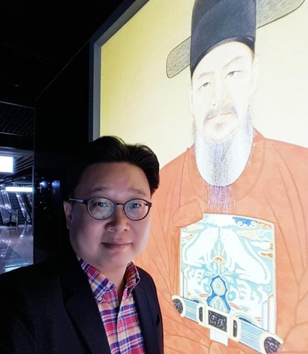 이순신 장군 영정 앞에 선 서 교수. [서경덕 교수 제공]
