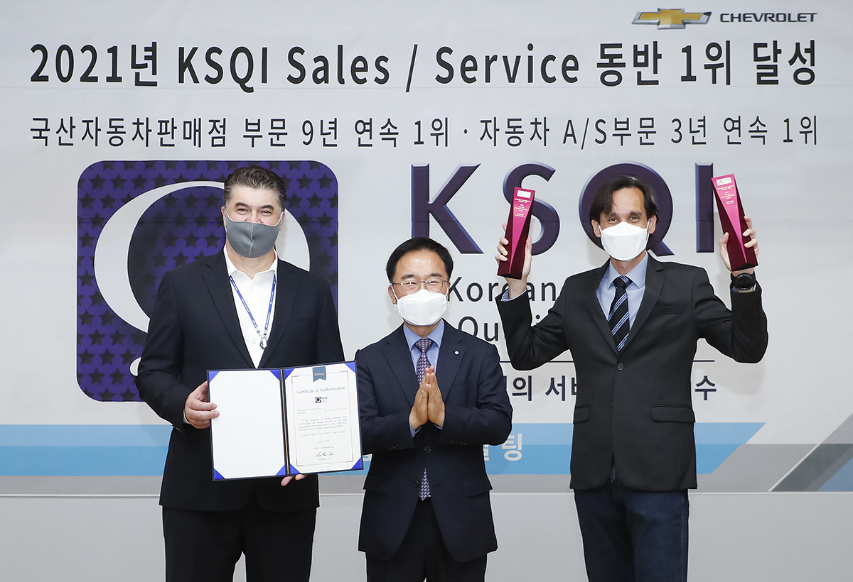 (왼쪽부터) 카허 카젬 한국지엠 사장, 한수희 한국능률협회컨설팅 대표이사, 시저 톨레도 한국지엠 영업&bull;서비스&bull;마케팅 부문 부사장이 기념사진을 촬영하고 있다. [한국지엠 제공]