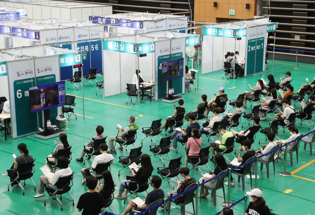 지난 20일 오전 서울 동대문구 예방접종센터에서 시민들이 코로나19 백신을 접종받고 있다. [연합]