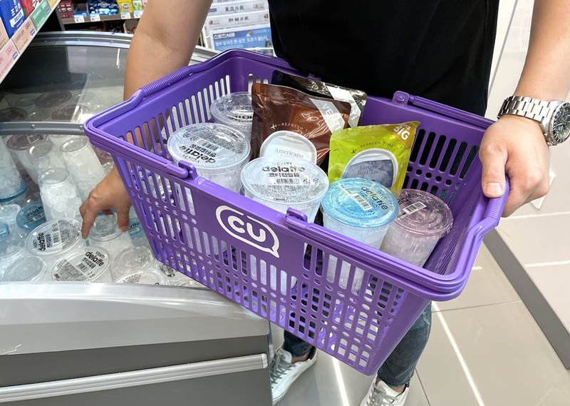 짧은 장마가 끝난 직후 극심한 더위가 예년보다 빨리 찾아오면서 편의점 컵얼음 판매량이 연일 최다 기록을 경신하고 있다. 편의점 CU 매장을 찾은 한 고객이 종류별로 컵얼음을 장바구니에 담고 있다. [CU 제공]