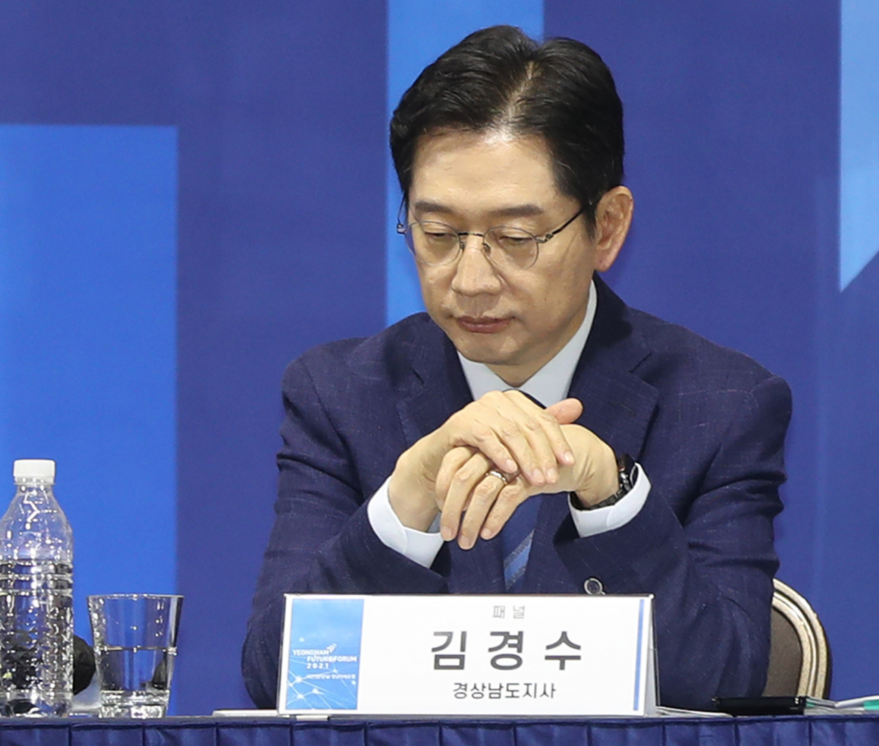 ‘드루킹 댓글 조작’ 사건에 연루된 혐의로 기소된 김경수 경남도지사에 대한 대법원 선고가 하루 앞둔 지난 20일 오후 울산시 울주군 울산전시컨벤션센터에서 열린 ‘2021 영남미래포럼’에 참석한 김 지사가 토론을 듣고 있다. [연합]