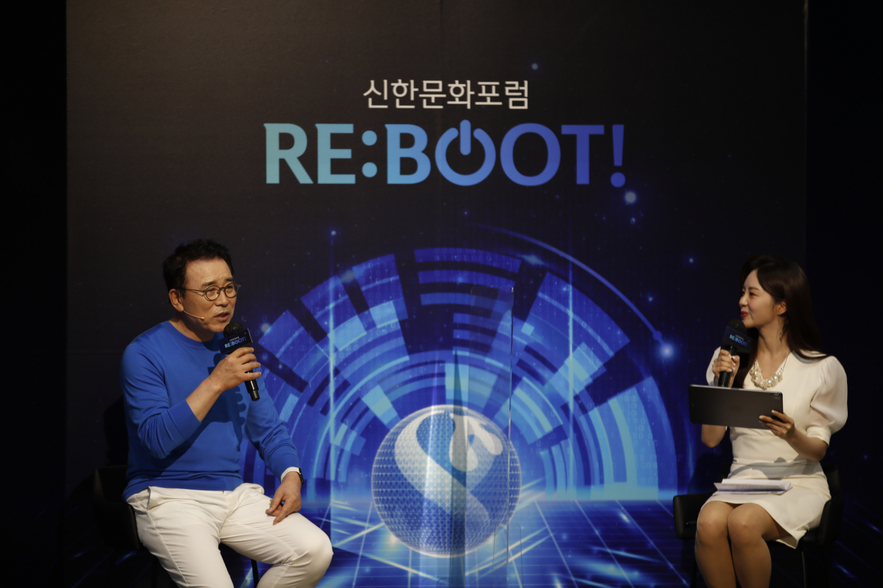 7일 비대면으로 열린 제1회 신한문화포럼에서 신한금융그룹 조용병 회장(왼쪽)이 실시간으로 접수된 MZ세대 직원들의 질문에 대답하고 있다.