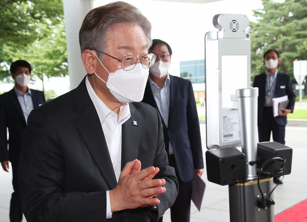이재명 경기도지사가 20일 오후 경기도 화성시 삼성전자 화성캠퍼스를 방문해 체온측정을 하고 있다. 연합뉴스
