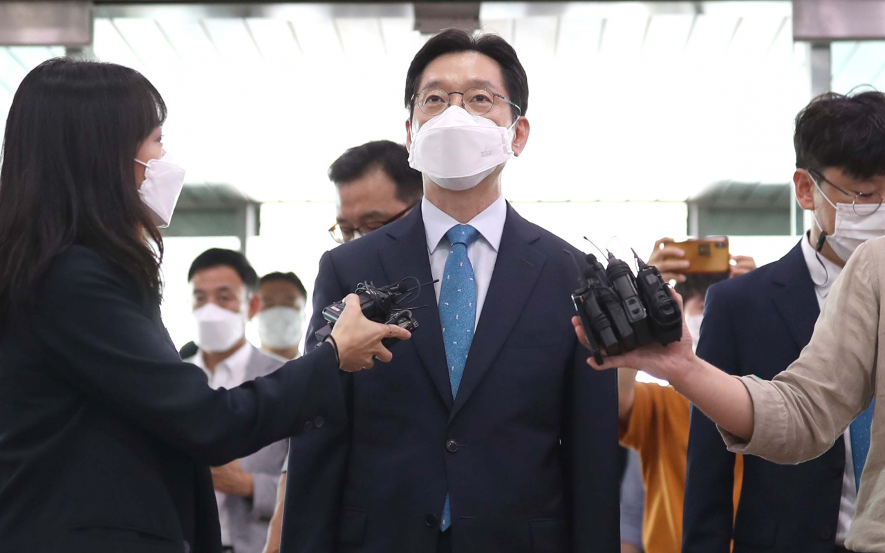 '드루킹 댓글 조작' 사건에 연루된 혐의로 기소된 김경수 경남지사가 대법원 선고일인 21일 경남도청으로 출근하며 취재진 질문에 답하고 있다. [연합]