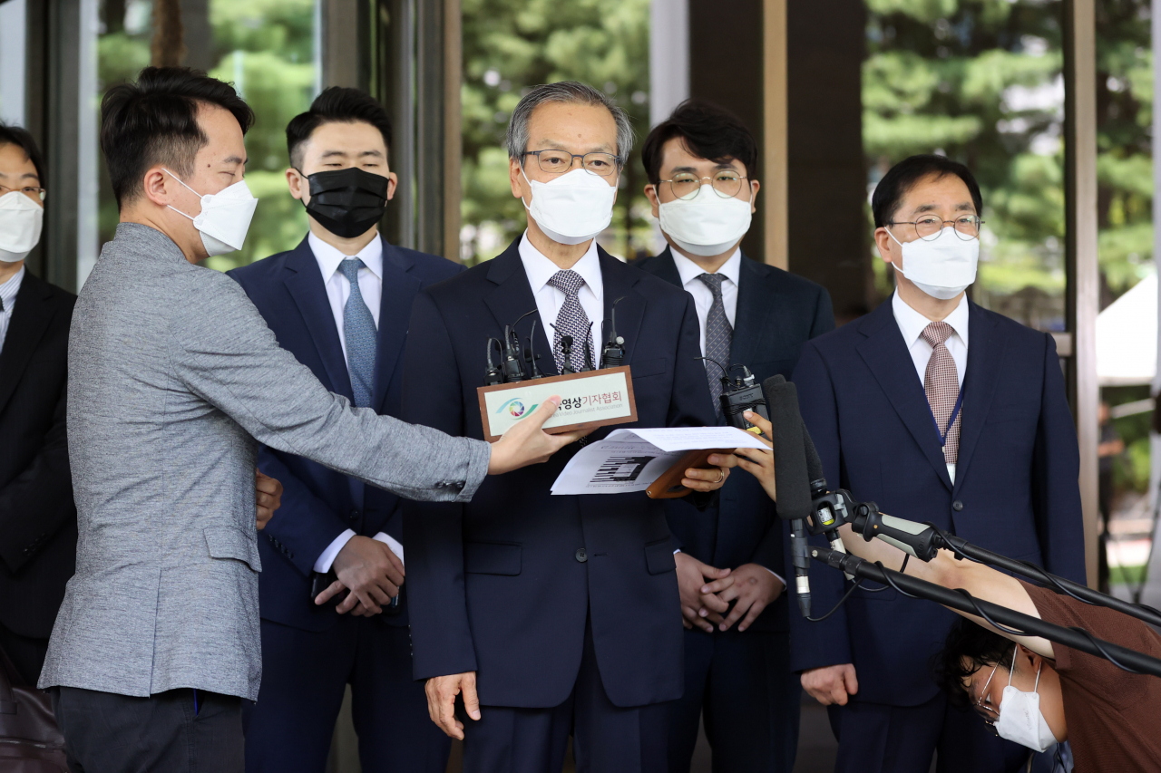 '드루킹 댓글 여론조작' 사건에 연루된 혐의로 기소된 김경수 경남지사의 대법원 선고가 진행된 21일 오전 서울 서초구 대법원에서 허익범 특검이 법정을 나서고 있다. [연합]