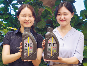 21일 서울 종로구 SK서린빌딩에서 SK이노베이션 계열 직원들이 재생 플라스틱으로 만든 새로운 용기를 소개하고 있다.[SK루브리컨츠 제공]