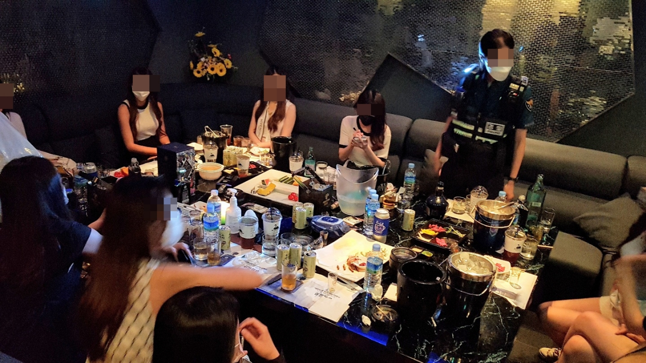 지난 20일 오후 11시께 서울 서초구 서초동에서 집합금지 명령을 위반하고 불법영업을 한 유흥주점 업주와 손님 등 33명이 경찰에 붙잡혔다. 단속 현장 모습. [서초경찰서 제공]