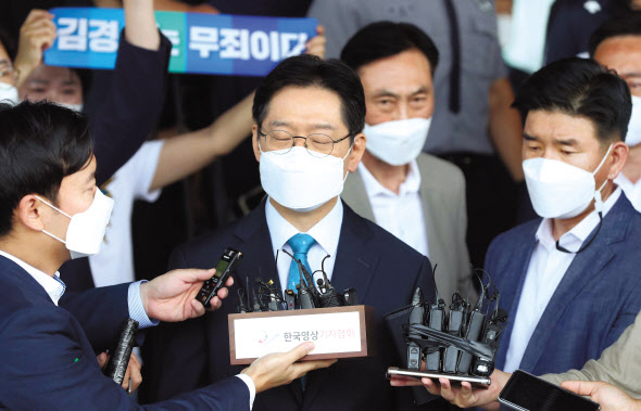 ‘드루킹 댓글 조작’ 사건에 연루된 혐의로 기소된 김경수 경남지사가 대법원 선고일인 21일 경남도청으로 출근하며 취재진 질문에 답하고 있다. [연합]