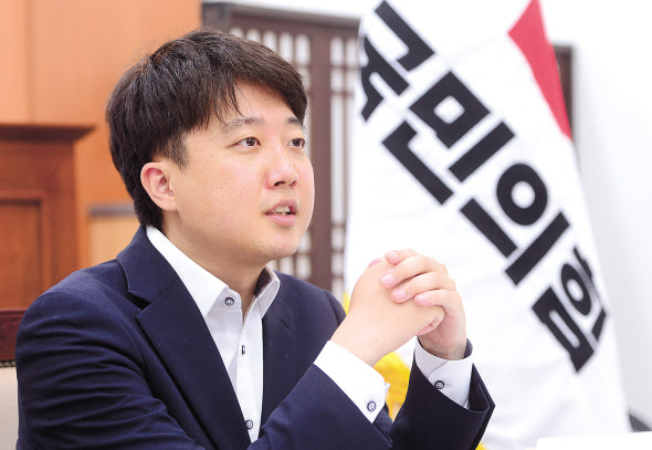 이준석 국민의힘 대표가 지난 19일 오전 서울 여의도 국회에서 본지와 인터뷰를 하고 있다. 이상섭 기자