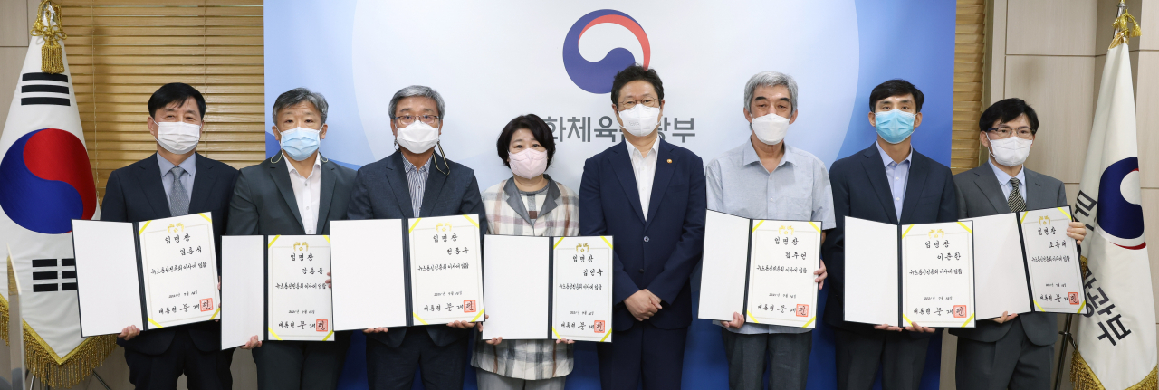 황희 문체부 장관이 21일 서울 용산구 문체부 저작권보호과 서울사무소 회의실에서 신임 제6기 뉴스통신진흥회 이사들에게 임명장을 수여한 뒤 기념촬영을 하고 있다. [문체부 제공]