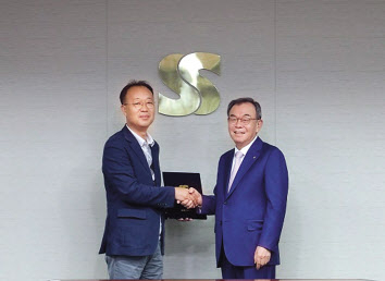 쌍용C&E 홍사승(오른쪽) 회장과 최동환 노조위원장이 20일 서울 중구 저동 본사에서 임금교섭 위임협약을 체결하고 있다. [쌍용C&E 제공]