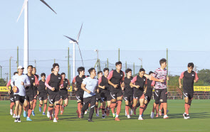 올림픽 축구 대표팀이 19일 일본 이바라키현 가시마 앤틀러스 클럽하우스에서 훈련을 하고 있다. [연합]