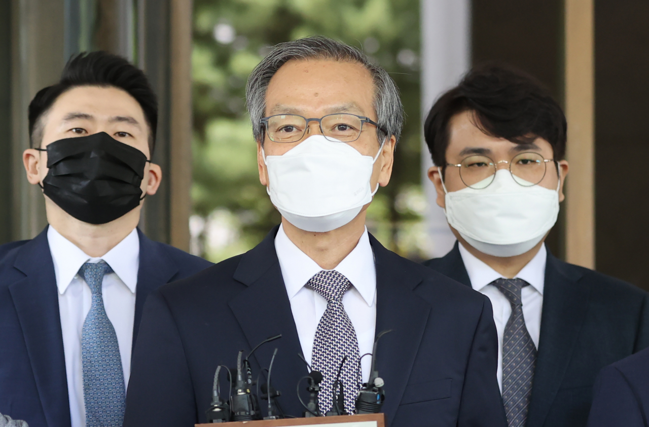 ‘드루킹 댓글 여론조작’ 사건에 연루된 혐의로 재판에 넘겨진 김경수 경남지사에게 징역 2년이 확정된 21일 오전 서울 서초구 대법원에서 허익범 특검이 법정을 나서며 입장을 밝히고 있다. 대법원 2부는 이날 댓글 조작 혐의로 기소된 김 지사의 상고심에서 징역 2년을 선고한 원심을 확정했다. 공직선거법 위반 혐의에 대해서는 무죄가 확정됐다. [연합]