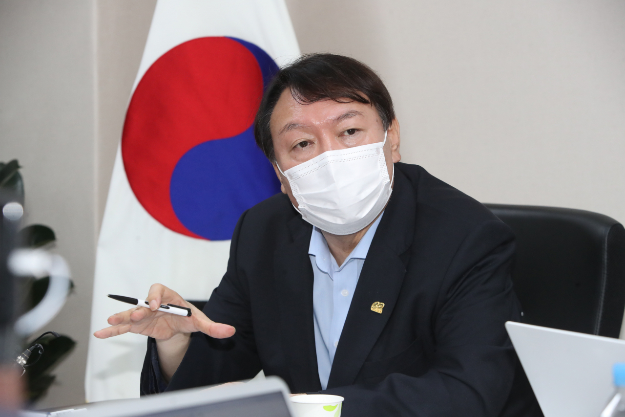 대선 출마를 선언한 윤석열 전 검찰총장이 20일 오후 대구 중구 서문시장 상인회 사무실에서 지역 기자들과 간담회를 하고 있다.[연합]