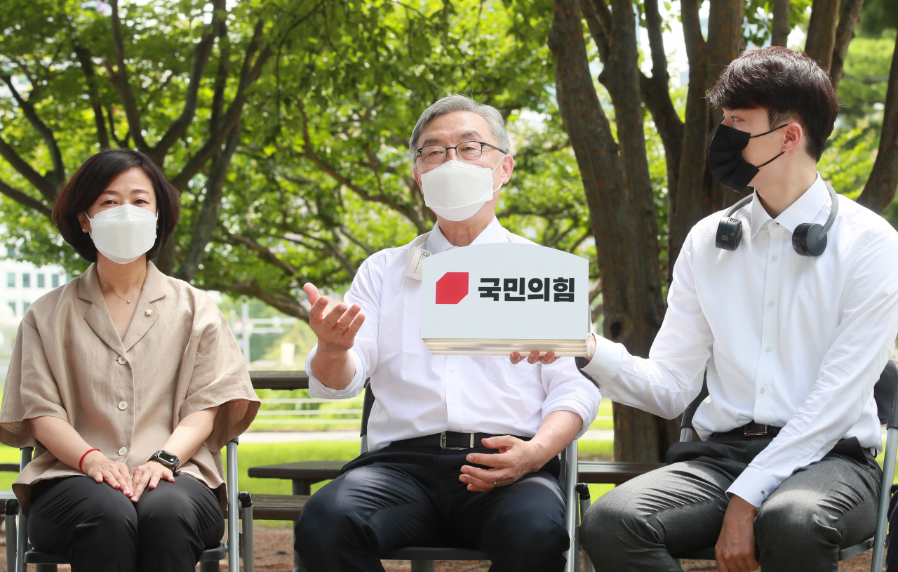최재형 전 감사원장(가운데)이 20일 오전 서울 여의도 국회 의원회관 앞에서 국민의힘 대변인단과 간담회를 갖고 있다. [헤럴드경제=이상섭 기자]