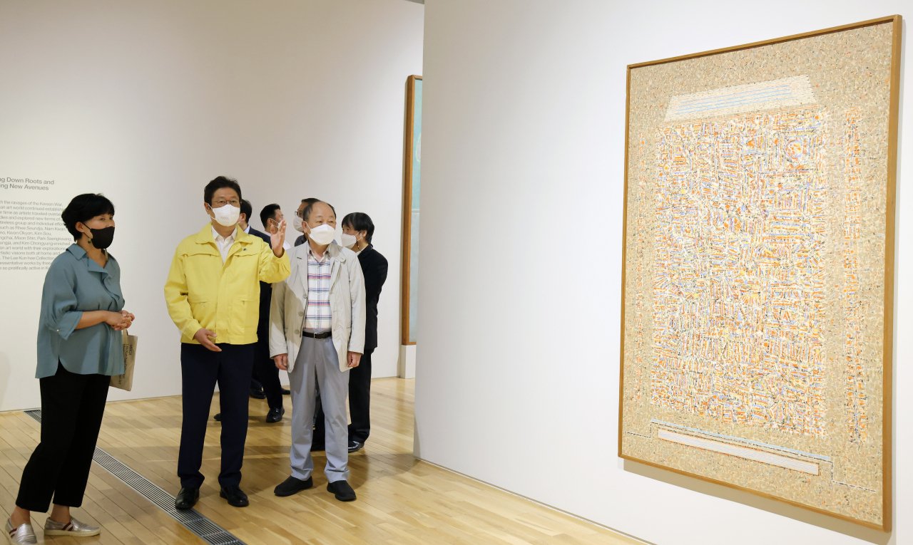 황희 문화체육관광부 장관이 '이건희 기증품 특별 공개전' 개막을 하루 앞둔 20일 서울 종로구 국립현대미술관 서울관을 방문해 방역 점검을 하고 있다. 그림은 이성자의 ‘천 년의 고가’ [문화체육관광부 제공]