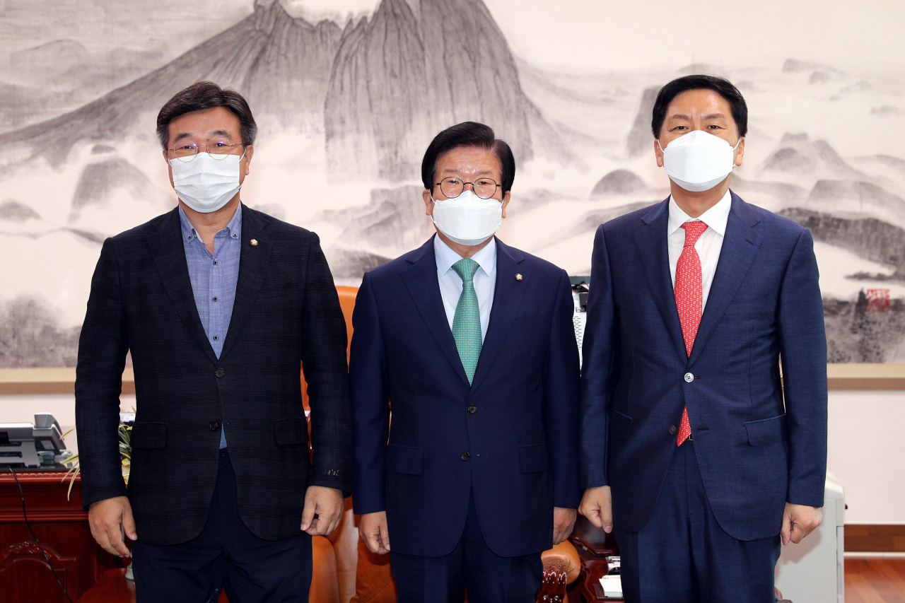 윤호중 더불어민주당 원내대표(왼쪽)와 김기현 국민의힘 원내대표(오른쪽)가 21일 서울 여의도 국회에서 박병석 국회의장(가운데) 주재로 회동하고 있다. [헤럴드경제=이상섭 기자]
