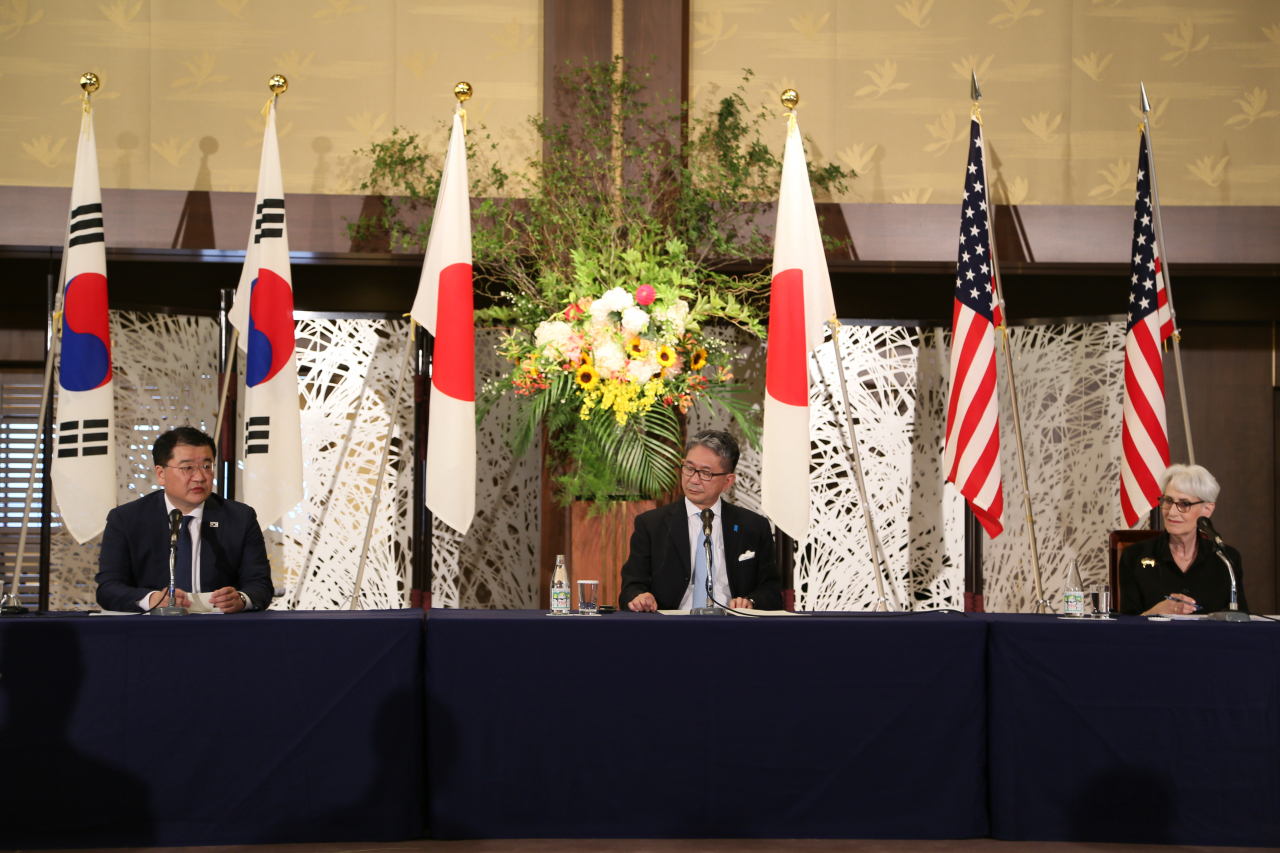 최종건(왼쪽) 외교부 제1차관은 21일 일본 도쿄에서 웬디 셔먼(오른쪽) 미국 국무부 부장관, 모리 다케오 일본 외무성 사무차관과 제8차 한미일 외교차관협의회를 갖고 한반도 비핵화와 평화 정착을 위한 외교적 노력을 지속하기로 했다. [외교부 제공]